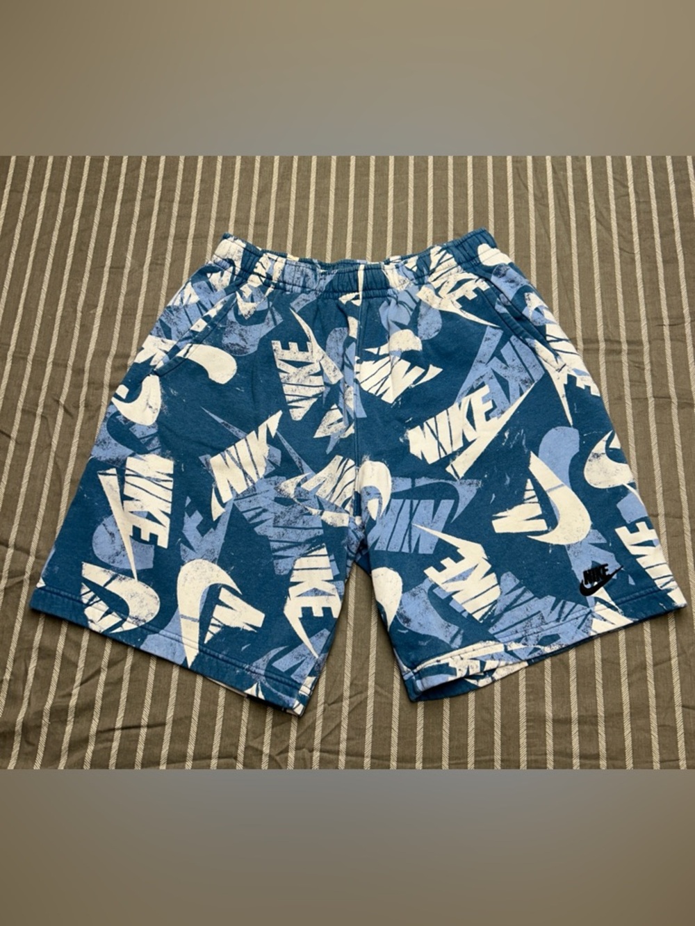Nike Sportswear Essentials Men's All-Over Print Shorts Marina Blue/White Size M